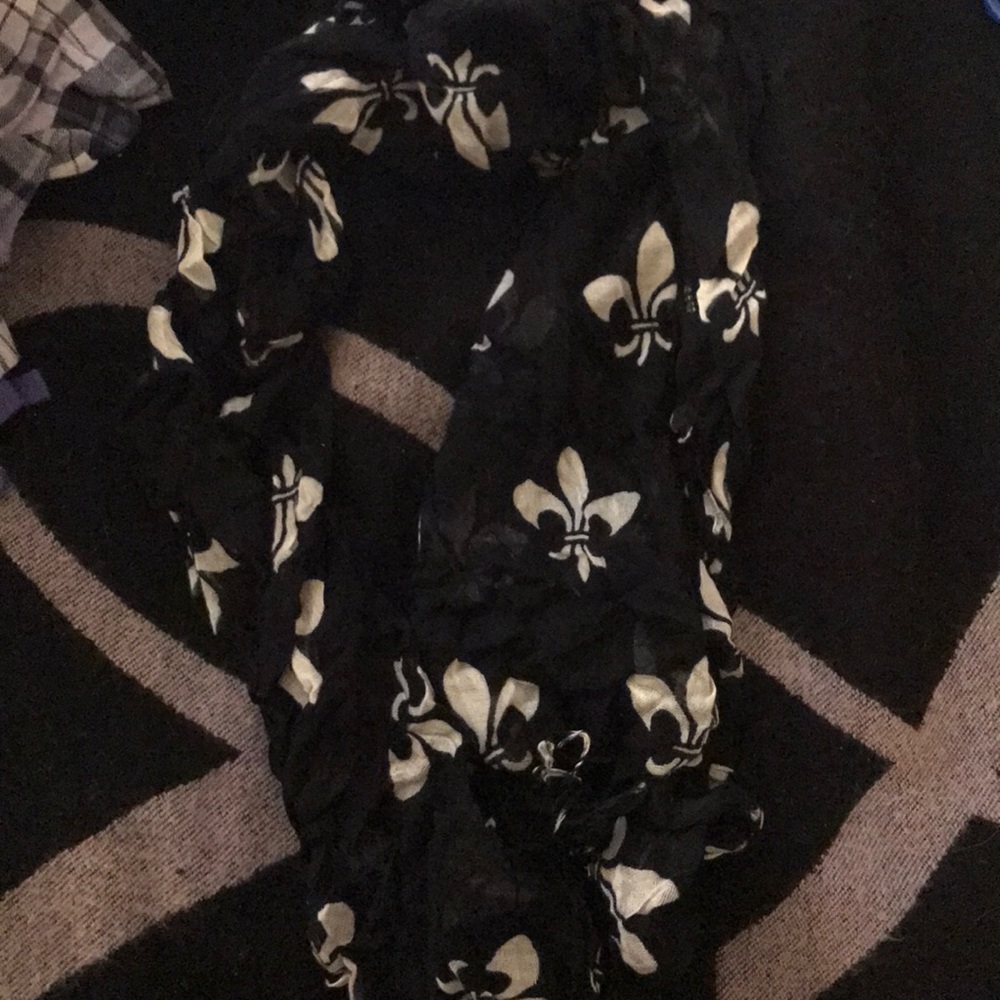 Flor de leis scarf